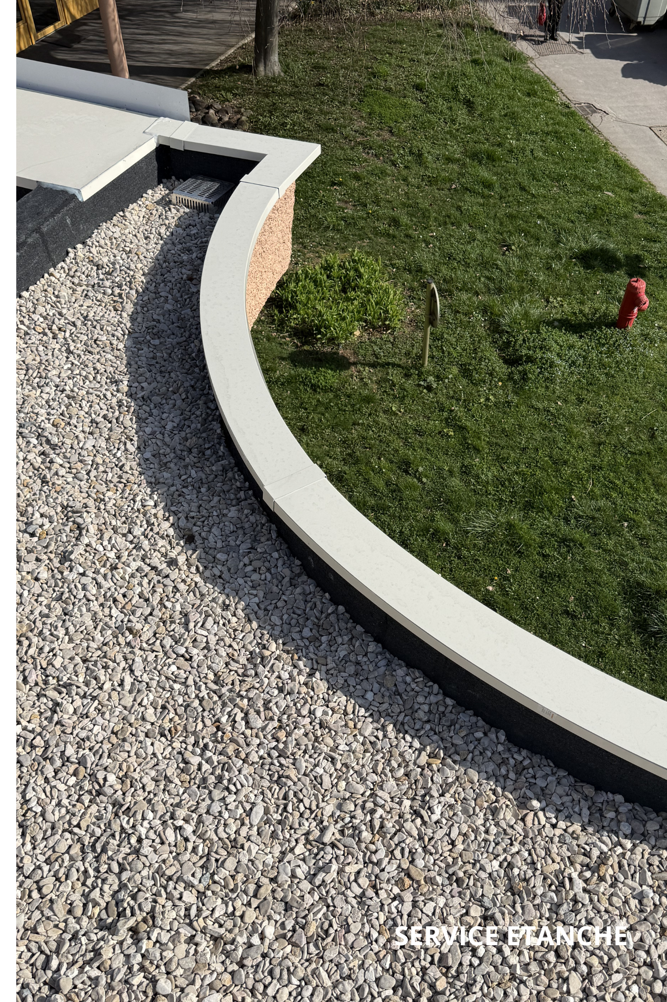 Réalisation de relevés d'étanchéité sur acrotère à profil arrondi – membrane souple moulée sur forme, protection gravillon en pied de relevé.