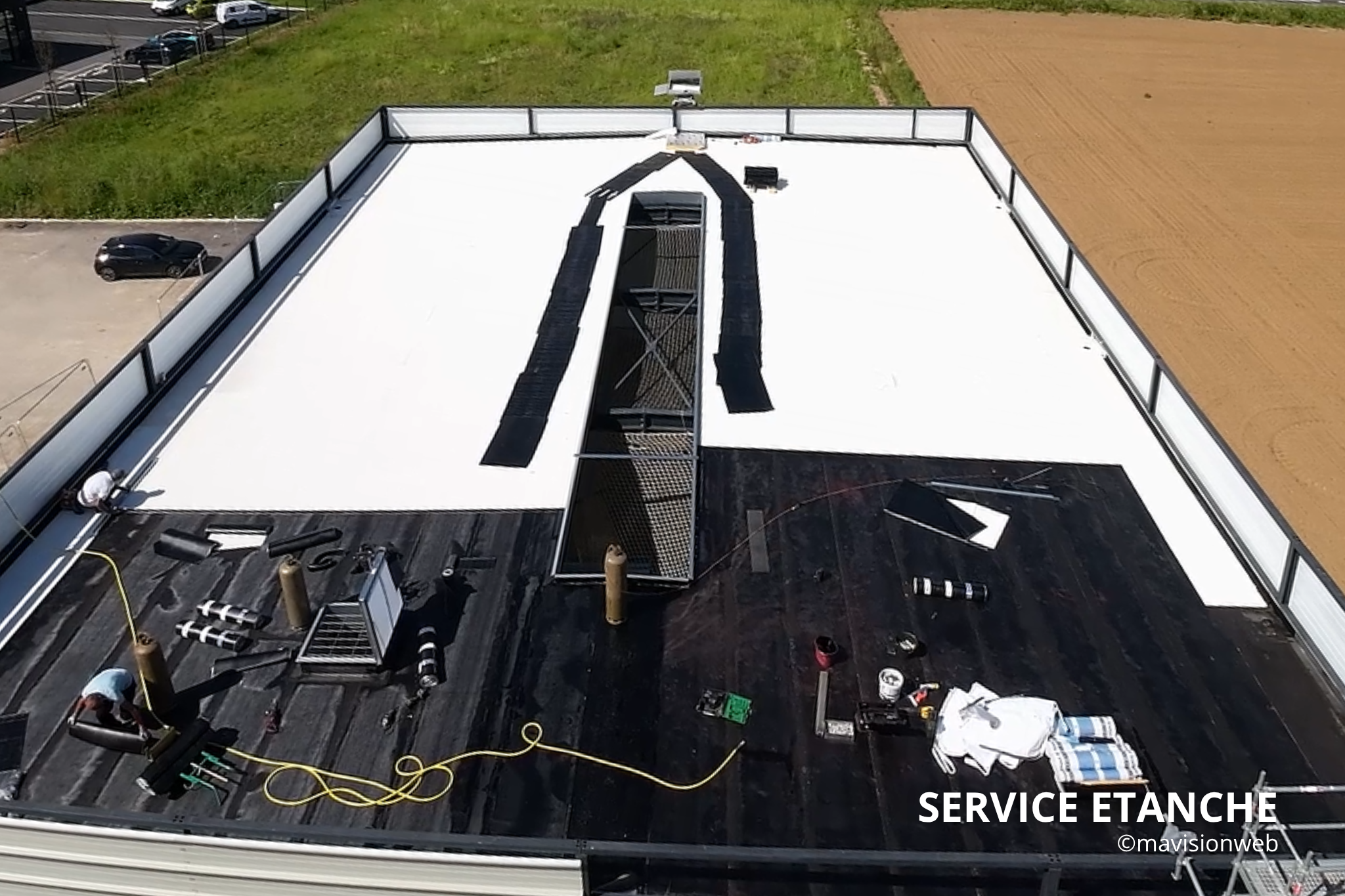  Pose de membrane EPDM ou bitumineuse avec relevés en about de rive et intégration des sorties d'eaux pluviales – finition gris clair.