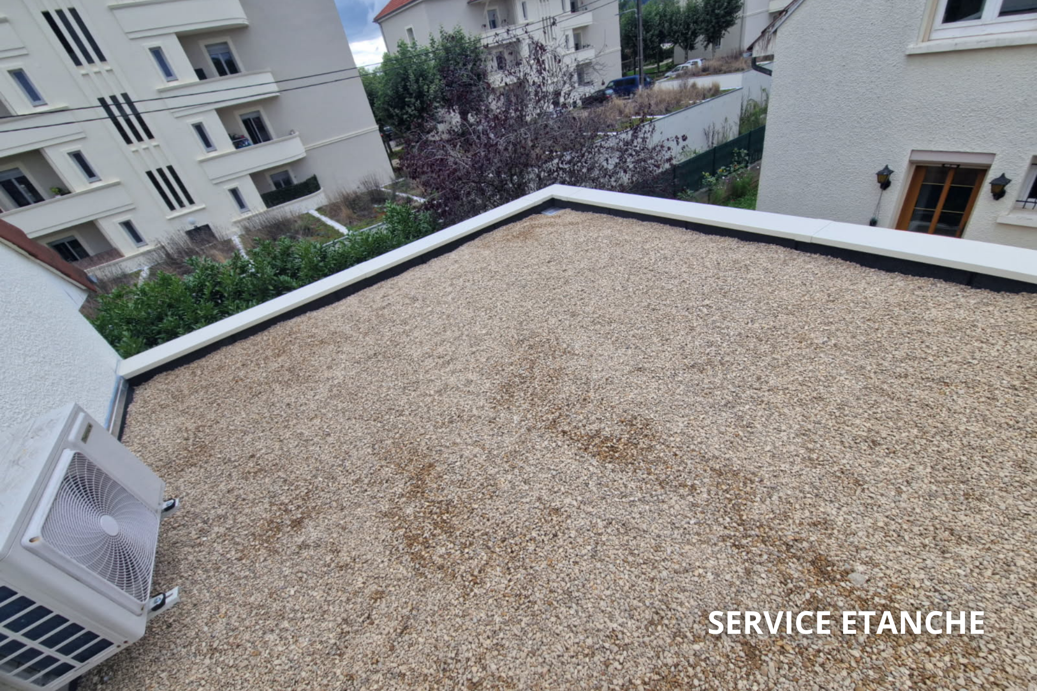 Protection lourde par gravillon roulé sur membrane d'étanchéité bicouche – stabilisation des zones de circulation et protection thermique.