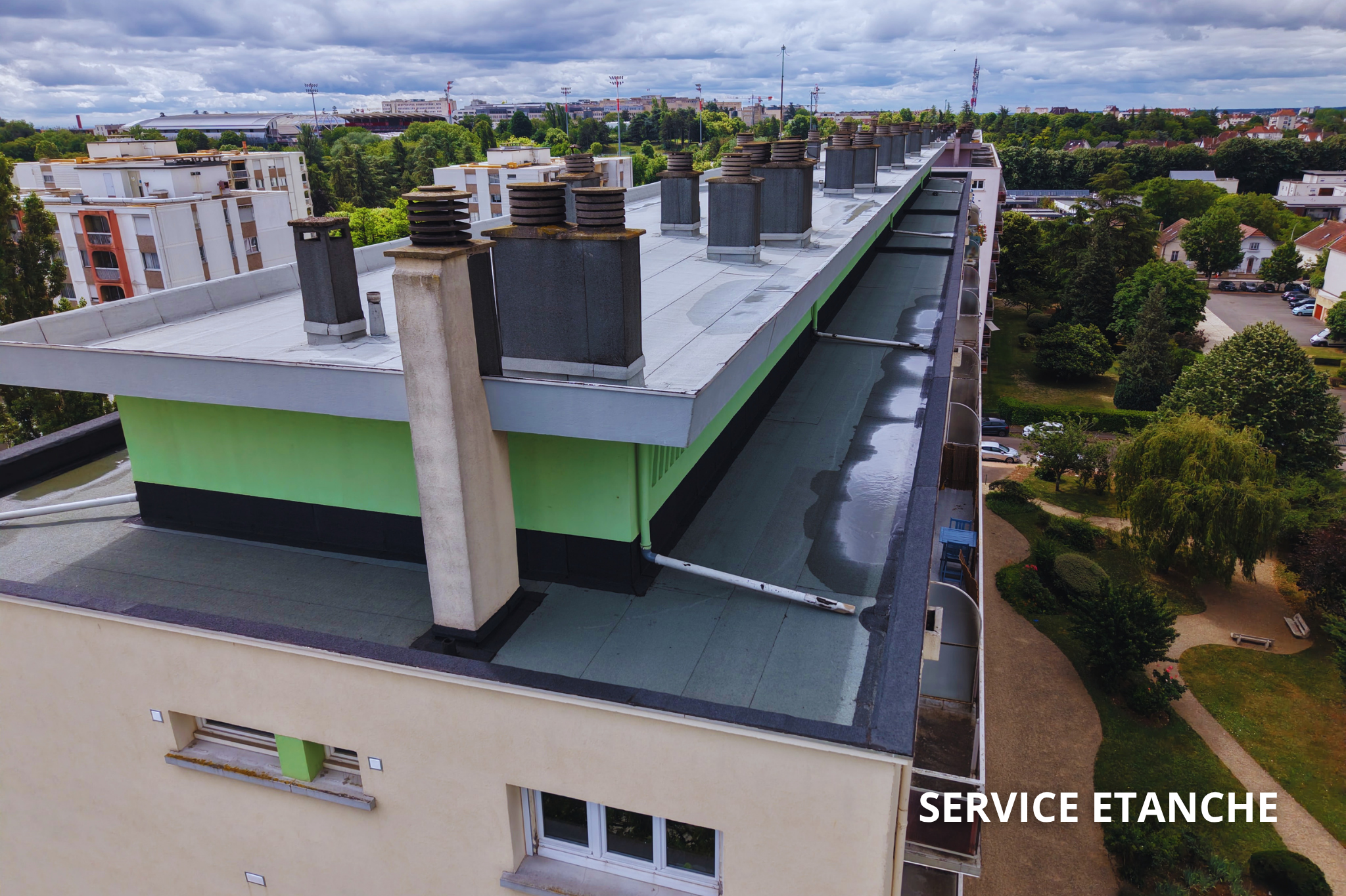 Traitement d'étanchéité sur toiture multi-niveaux – raccords entre niveaux, relevés sur acrotères béton et jonction avec façade