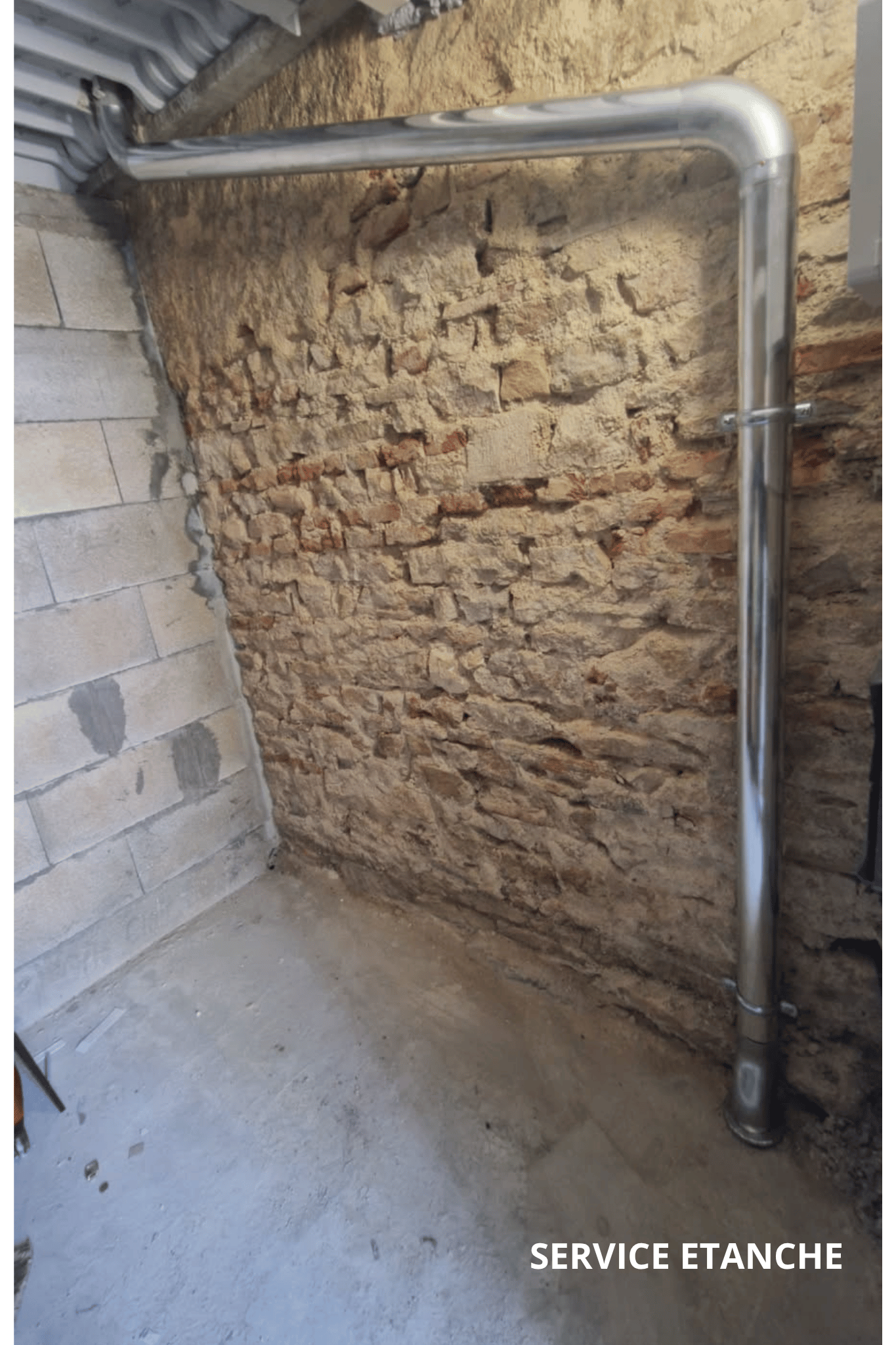 Coude et raccordement de descentes d’eaux pluviales en zinc sur mur ancien